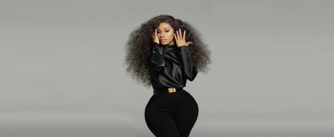 Η στιγμή που η Cardi B πετά μαρκαδόρο σε χυδαίo δημοσιογράφο έξω από το δικαστήριο: «Να σέβεσαι τις γυναίκες!»