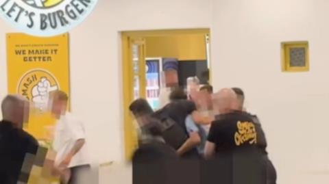 Σκηνές χάους στη Μύκονο-Άγρια συμπλοκή αστυνομικών με τουρίστες