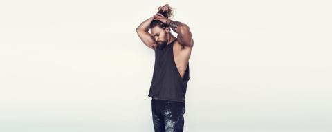Φρενίτιδα για τον Jason Momoa! Το ροζ κοστούμι, οι παντοφλες και το ροζ πεντικιούρ στο Φεστιβάλ Βενετίας