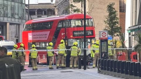 Διώροφο λεωφορείο παρέσυρε πεζούς στο Λονδίνο-Αναφορές για πολλούς τραυματίες έξω από σταθμό τρένου