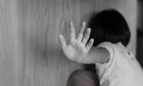 Για τέσσερα χρόνια κακοποιούσε σεξουαλικά το ανήλικο παιδί της συντρόφου του-Κρίθηκε ένοχος σε τουλάχιστον 29 κατηγορίες