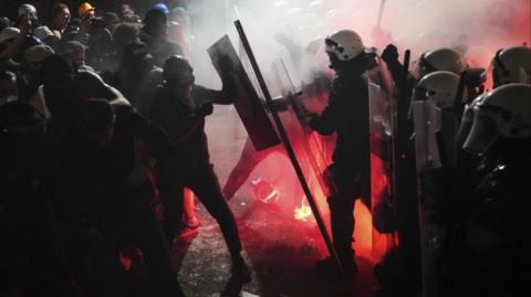 Επεισόδια σε νέες αντικυβερνητικές διαδηλώσεις στη Σερβία-Αντεπιτέθηκαν με δακρυγόνα οι αστυνομικοί