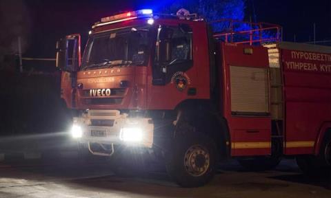 Πυρκαγιά σε πρόχειρη κατασκευή κοντά στα διυλιστήρια στη Λάρνακα-Καταστράφηκαν τέσσερα οχήματα
