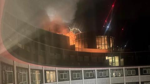 Πυρκαγιά σε εννιαώροφο κτίριο στο Λονδίνο-Επιχειρούν 100 πυροσβέστες για κατάσβεση