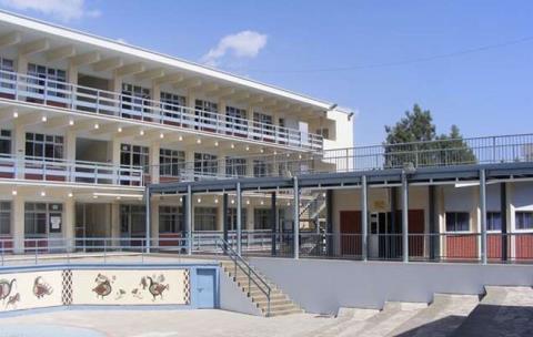 Σύλληψη τριών μαθητών στην Λευκωσία-Εντοπίστηκαν ρόπαλα και βεγγαλικά στην κατοχή τους