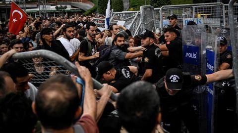 Επεισόδια στα γραφεία της αντιπολίτευσης στην Τουρκία-Συγκρούσεις βουλευτών με αστυνομικούς