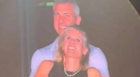 Η γυναίκα της kiss cam στους Coldplay παίρνει διαζύγιο από τον άνδρα της-«Ήταν κάρμα, είναι εμμονικός με τα χρήματα»