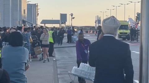 ΒΙΝΤΕΟ: Συναγερμός στο αεροδρόμιο Χίθροου του Λονδίνου-Εκκενώθηκε τερματικός σταθμός