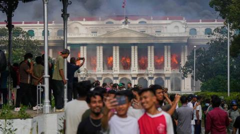 Έκρυθμη η κατάσταση στο Νεπάλ παρά την παραίτηση του Πρωθυπουργού, έκαψαν το σπίτι του και το Κοινοβούλιο-Στους 19 οι νεκροί