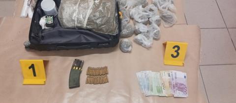 Χειροπέδες σε 22χρονο που εντοπίστηκαν στην κατοχή του ναρκωτικά, σφαίρες και πυροκροτητές (pic)