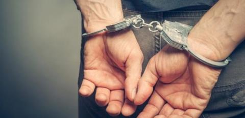 Χειροπέδες σε οδηγό χωρίς άδεια και τρία πρόσωπα που διαμένουν στην Κύπρο παράνομα