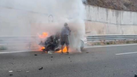 «Χριστέ μου, έναν πυροσβεστήρα!»-Τα πρώτα λεπτά μετά τη φονική σύγκρουση στην Ολυμπία Οδό, διερχόμενοι οδηγοί τρέχουν να βοηθήσουν
