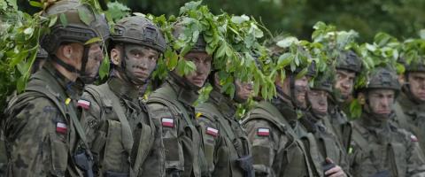 Συρρέουν οι Πολωνοί για στρατιωτική εκπαίδευση υπό τον φόβο της Ρωσίας-Μητέρες μαθαίνουν να πολεμούν