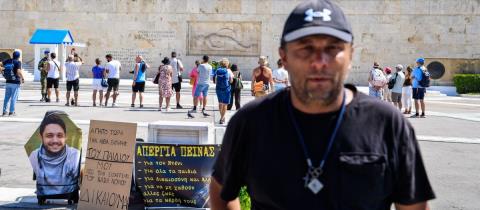 «Μου έδωσαν φέρετρο κλειστό, αμφιβάλλω τι υπάρχει μέσα»-Συνεχίζει την απεργία πείνας ο πατέρας του 22χρονου Ντένις