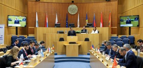 Έθεσε την παράνομη κράτηση των πέντε Ε/κ ο ΥΠΕΞ στην διάσκεψη των Μικρών Κρατών Ευρώπης-Μίλησε για παραβίαση της Τουρκίας