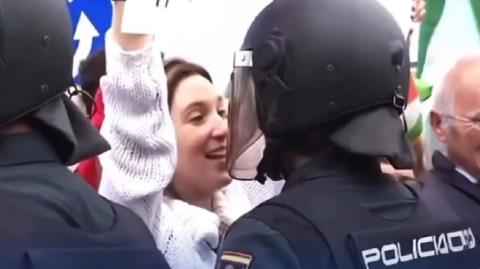 BINTEO: Viral η αλληλεπίδραση νεαρής διαδηλώτριας με αστυνομικό σε πορεία υπέρ των Παλαιστινίων στην Ισπανία