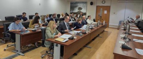 Δεν έκρυψε τον εκνευρισμό του με Χαρτσιώτη ο Ελεγκτής, έδειξε... πατέντες στο νομοσχέδιο για την μεταρρύθμιση-«Παραπλανητικές αναφορές»