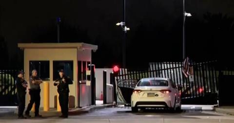 Πρώην στρατιωτικός έπεσε με το αυτοκίνητο στην πύλη του FBI-Αντιμετωπίζεται ως τρομοκρατική ενέργεια