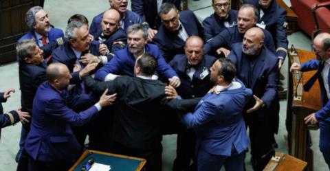 Βουλευτές στην Ιταλία πιάστηκαν στα χέρια μετά από ψηφοφορία για συνταγματική μεταρρύθμιση