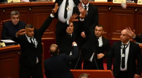 Χαμός στο κοινοβούλιο στης Αλβανίας για την πρώτη υπουργό ρομπότ του Ράμα