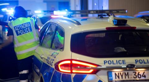 Μπούκαραν σε οικία με μαχαίρια και ρόπαλα, τραυμάτισαν και ένοικο και προκάλεσαν ζημιές-Χειροπέδες σε δύο