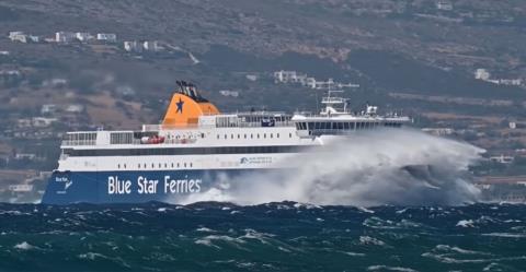 Η μάχη του Blue Star Naxos με τα άγρια κύματα εν μέσω απαγορευτικού