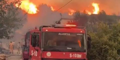 Τεράστια πυρκαγιά στην Αττάλεια-Εκκενώθηκαν ξενοδοχεία στο τουριστικό θέρετρο Μπελέκ