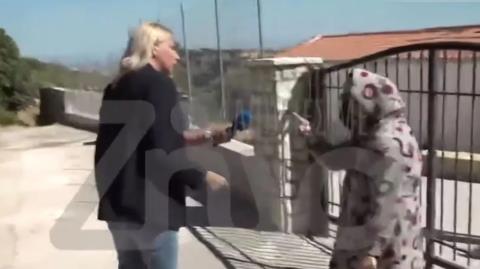 Επιτέθηκε σε δημοσιογράφους η 62χρονη που έθαψε την μητέρα της στην Βοιωτία