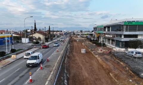 Τροχαίο ατύχημα στην Λεωφόρο Τσερίου-Συγκρούστηκαν λεωφορείο με φορτηγό που μετέφερε λυόμενο σπίτι