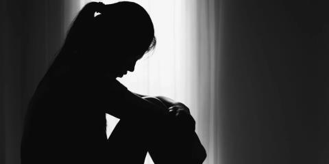 Η στιγμή που ανήλικες στην Πάτρα αναγκάζουν 13χρονη να σκύψει και να γλείψει τα παπούτσια τους