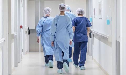 Θεσπίζεται επιβαρυντικός παράγοντας για αδικήματα κατά των επαγγελματιών υγείας