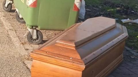 Μακάβριο κι όμως κυπριακό-Έριξαν… φέρετρο στα σκουπίδια στη Λευκωσία