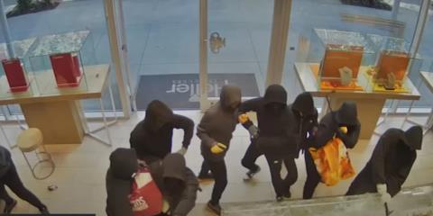 Η στιγμή που ένοπλοι ληστές εισβάλλουν σε κοσμηματοπωλείο στην Καλιφόρνια-Άρπαξαν κοσμήματα αξίας ενός εκατ. δολαρίων
