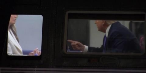 ΒΙΝΤΕΟ: Αμήχανη στιγμή στο Marine One-Κάμερα τσάκωσε τον Τραμπ να κουνά το δάχτυλο στη Μελάνια