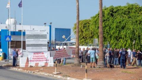 Για διαβουλεύσεις στο ΥΠΟΙΚ οι εκτελωνιστές που απεργούν, ανησυχία εκφράζει