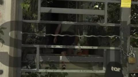 ΒΙΝΤΕΟ: Διαρρήκτης «μπούκαρε» σε σπίτι μπροστά σε τηλεοπτικό συνεργείο