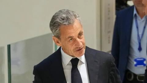 Σε κελί εννέα τ.μ. αναμένεται να οδηγηθεί ο Νικολά Σαρκοζί-Έγκλειστος 23 ώρες την ημέρα