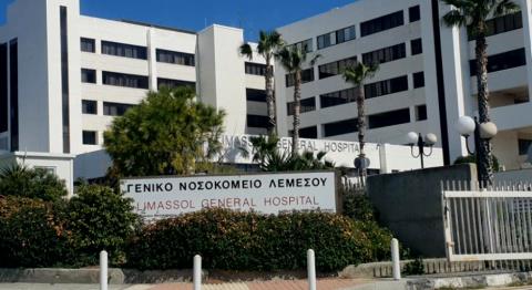 Πολύ σοβαρή η κατάσταση της 25χρονης-Κατέβηκε να επιθεωρήσει τη ζημιά από την πρόσκρουση και κτυπήθηκε από αυτοκίνητο