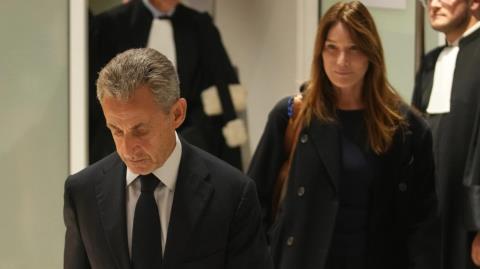 Τι θα κάνει η Κάρλα Μπρούνι μετά τη φυλάκιση του Σαρκοζί-«Έχει σφοδρή αφοσίωση, θα τον επισκέπτεται κάθε μέρα»