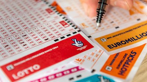 Ξέχασε τυχερό δελτίο στην τσέπη του μπουφάν και έγινε εκατομμυριούχος έξι μήνες μετά