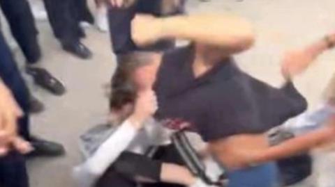 Άγριος ξυλοδαρμός ανάμεσα σε μαθήτριες έξω από σχολείο στην Ελλάδα