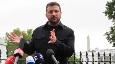 Κατηγορεί τη Ρωσία ότι αυξάνει το κίνδυνο πυρηνικού ατυχήματος μετά την επίθεση στο Τσερνόμπιλ ο Ζελένσκι