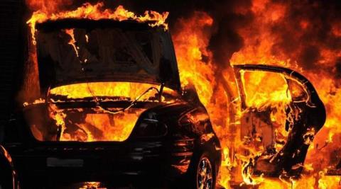 Χειροπέδες σε 24χρονο για εμπρησμό οχήματος στη Λεμεσό-Καταστράφηκε ολοσχερώς
