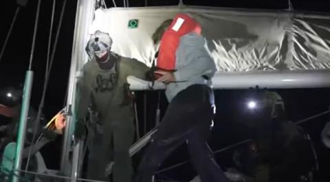 Η στιγμή που Ισραηλινοί ναύτες συλλαμβάνουν ακτιβιστές του στολίσκου της Γάζας
