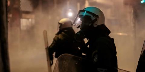 Νύχτα έντασης στα Εξάρχεια, αγνωστοι επιτέθηκαν με μολότοφ και πέτρες σε ΜΑΤ