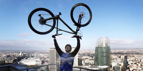 Γάλλος σταρ του TikTok ανέβηκε με ποδήλατο στον Πύργο του Άιφελ σε χρόνο ρεκόρ-«Το κατάφερα επιτέλους»
