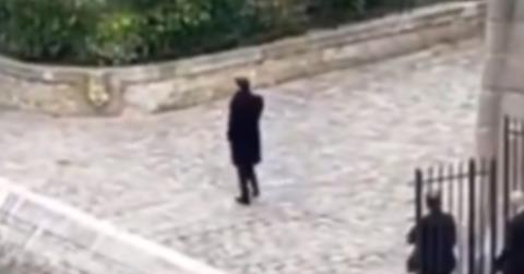 Προβληματισμένος ο Μακρόν, κάνει βόλτα στον Σηκουάνα μετά την παραίτηση Λεκορνί