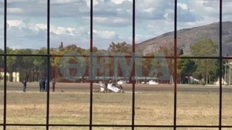 Πώς έγινε το ατύχημα με το εκπαιδευτικό αεροσκάφος στο Τατόι-Στο νοσοκομείο οι δύο πιλότοι