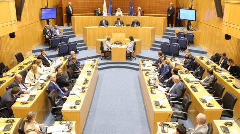 Ενώπιον της Ολομέλειας η πρόταση νόμου για εθελοντική αποποίηση εξάσκησης επαγγέλματος από αξιωματούχους