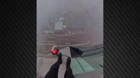 ΒΙΝΤΕΟ: Αλεξιπτωτιστής κάνει άλμα από το ψηλότερο κτίριο της ΕΕ-Βίντεο που κόβει την ανάσα